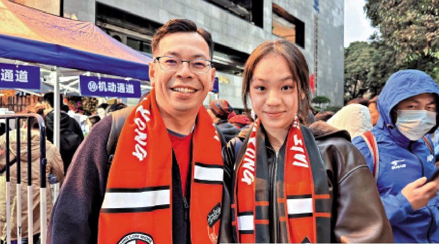 　　圖：崔先生（左）與女兒首次到廣州看省港盃。\大公報記者黃寶儀攝
