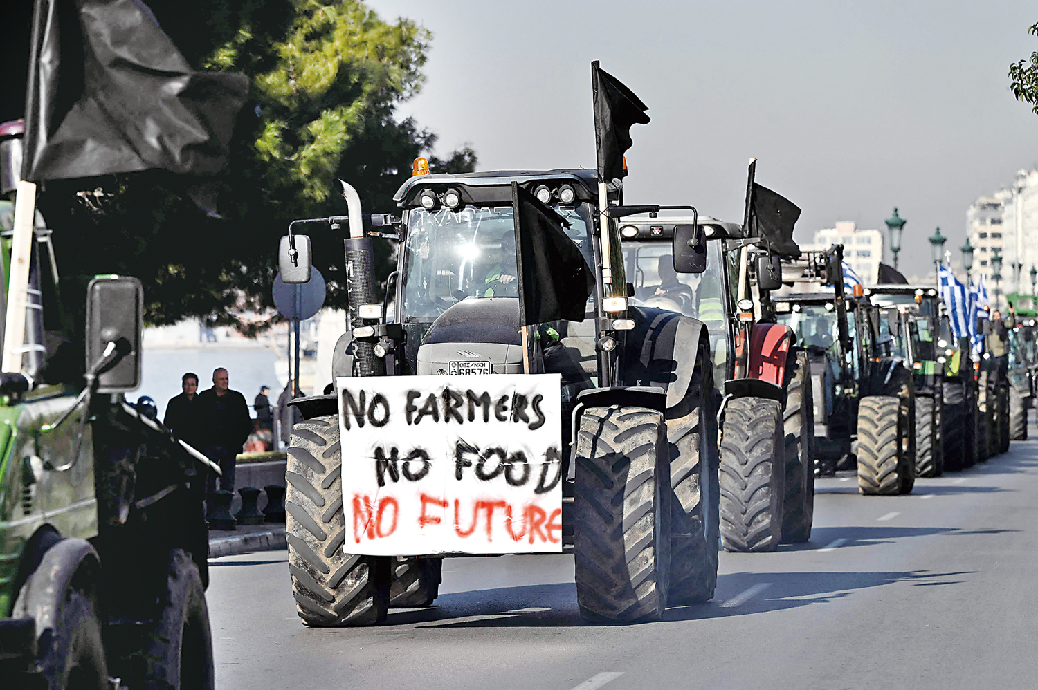 　　圖：2月1日，農民們駕駛拖拉機前往希臘塞薩洛尼基的農業博覽會進行抗議。\法新社