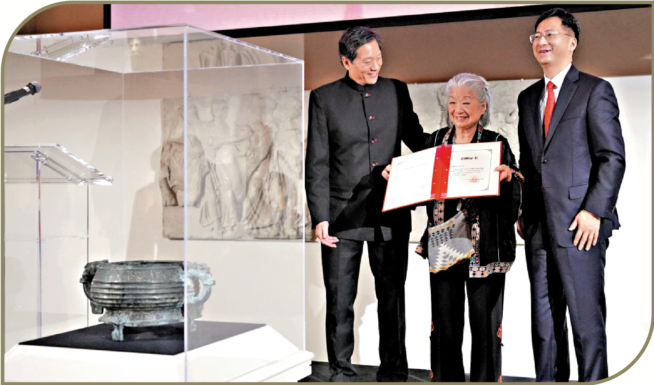 　　圖：中國駐舊金山總領館總領事張建敏（右）代表國家文物局為雷蒙德·金（左一）及其母親頒發捐贈證書。