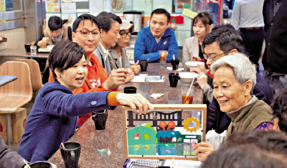 　　圖：何永賢到茶餐廳，與街坊暢談如何再「建」彩虹邨。