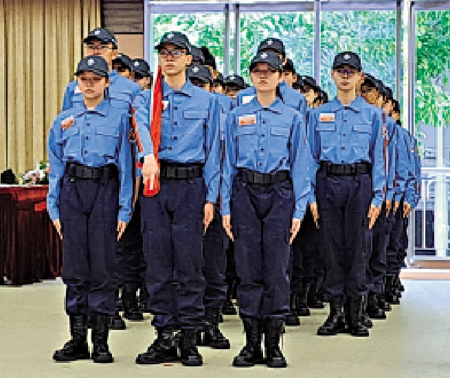 　　圖：麗澤中學設立了全港首支地區「消防及救護青年團」，團員接受中式步操訓練。