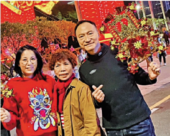 　　圖：台商陳泉宏和親人在佛山逛花市。|受訪者供圖