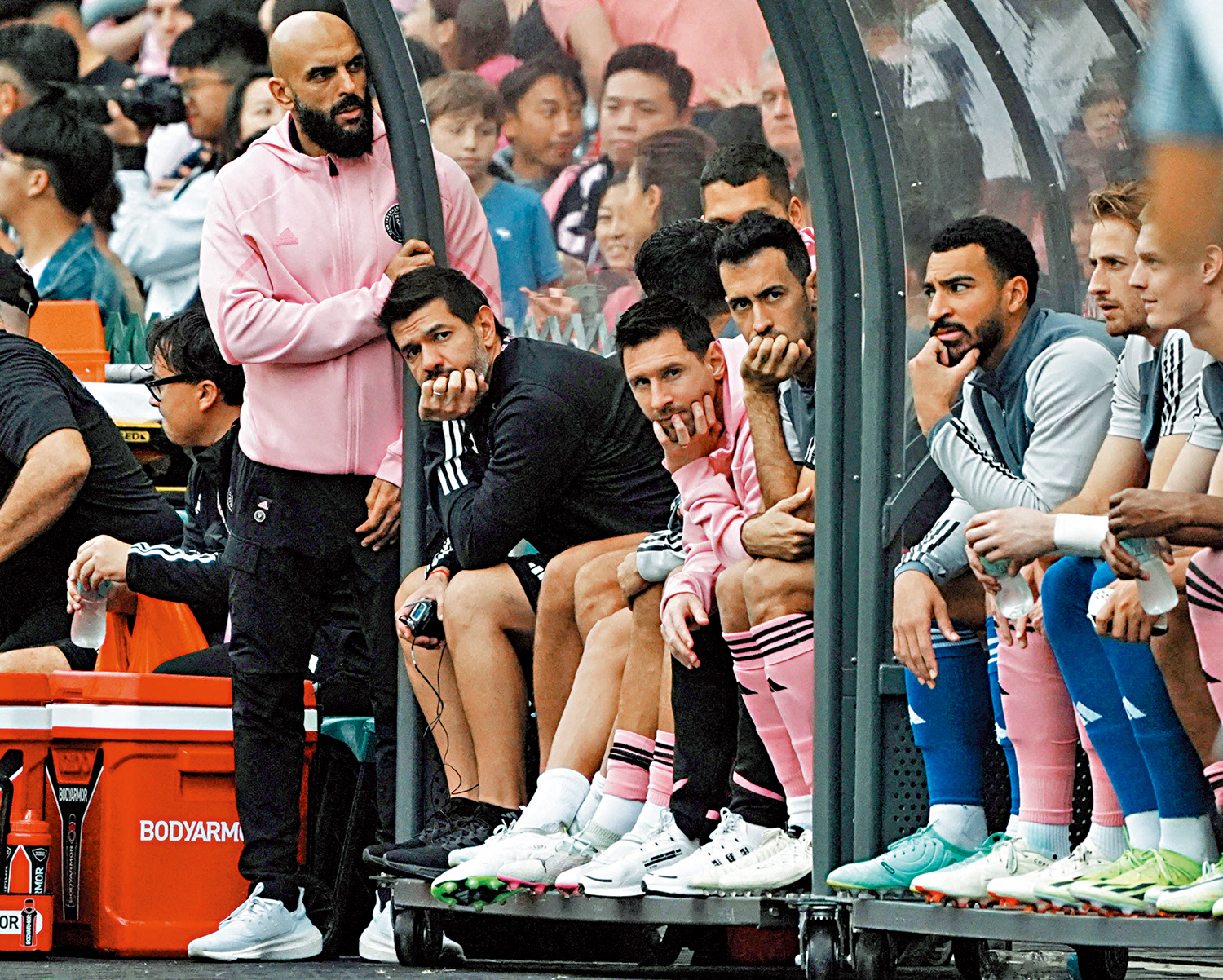 　　圖：美斯（前排右五）在香港友賽期間全程坐在後備席上。