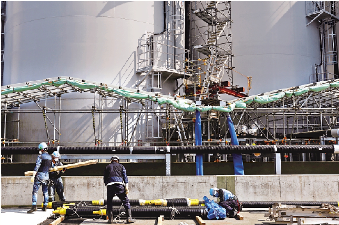 　　圖：福島核電站近期頻繁發生事故。圖為工作人員2023年3月搬運用於輸送核污水的管道。\資料圖片