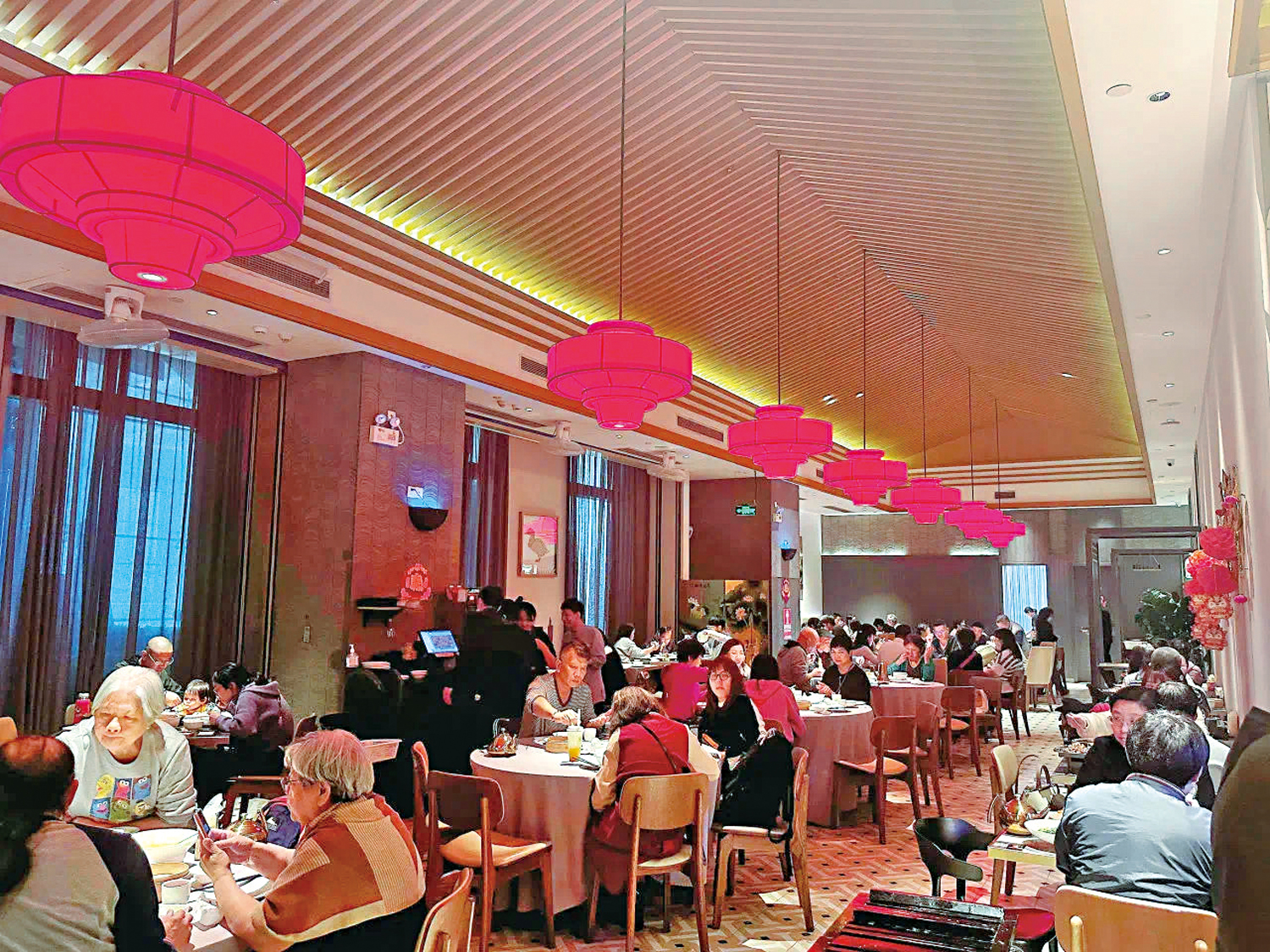 　　圖：農曆春節前夕，深圳一家餐廳座無虛席，生意滔滔。