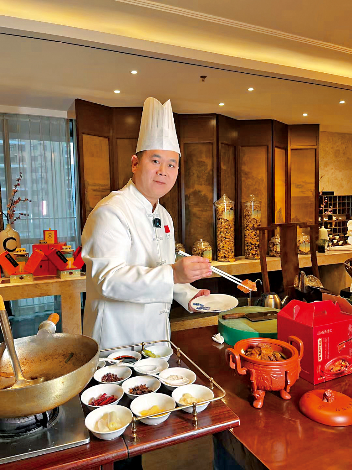 　　圖：在河南省一家餐廳，大廚烹飪特色預製菜。