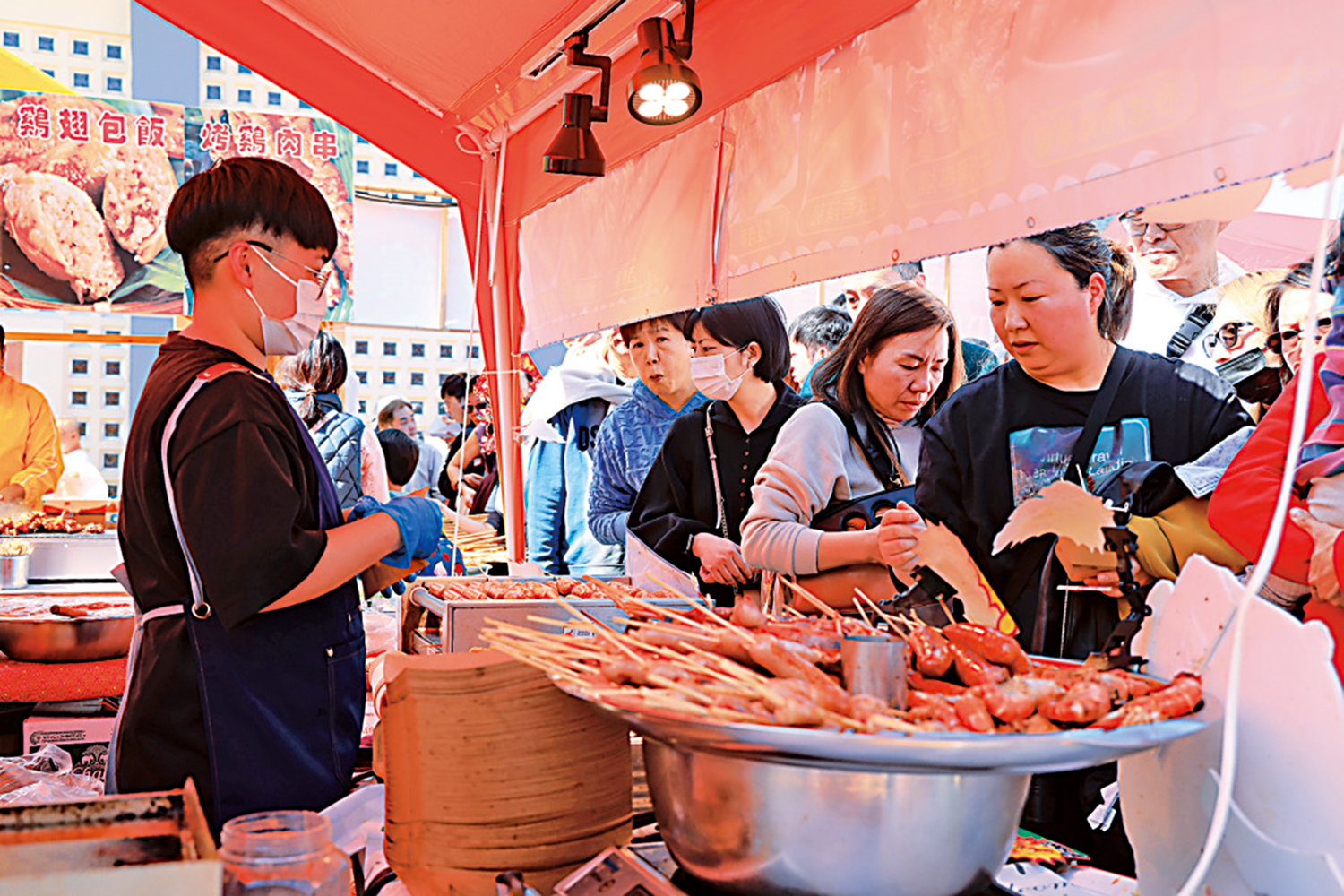　　圖：農曆新年期間，大批市民及旅客到林村逛市集，帶動商戶生意理想。