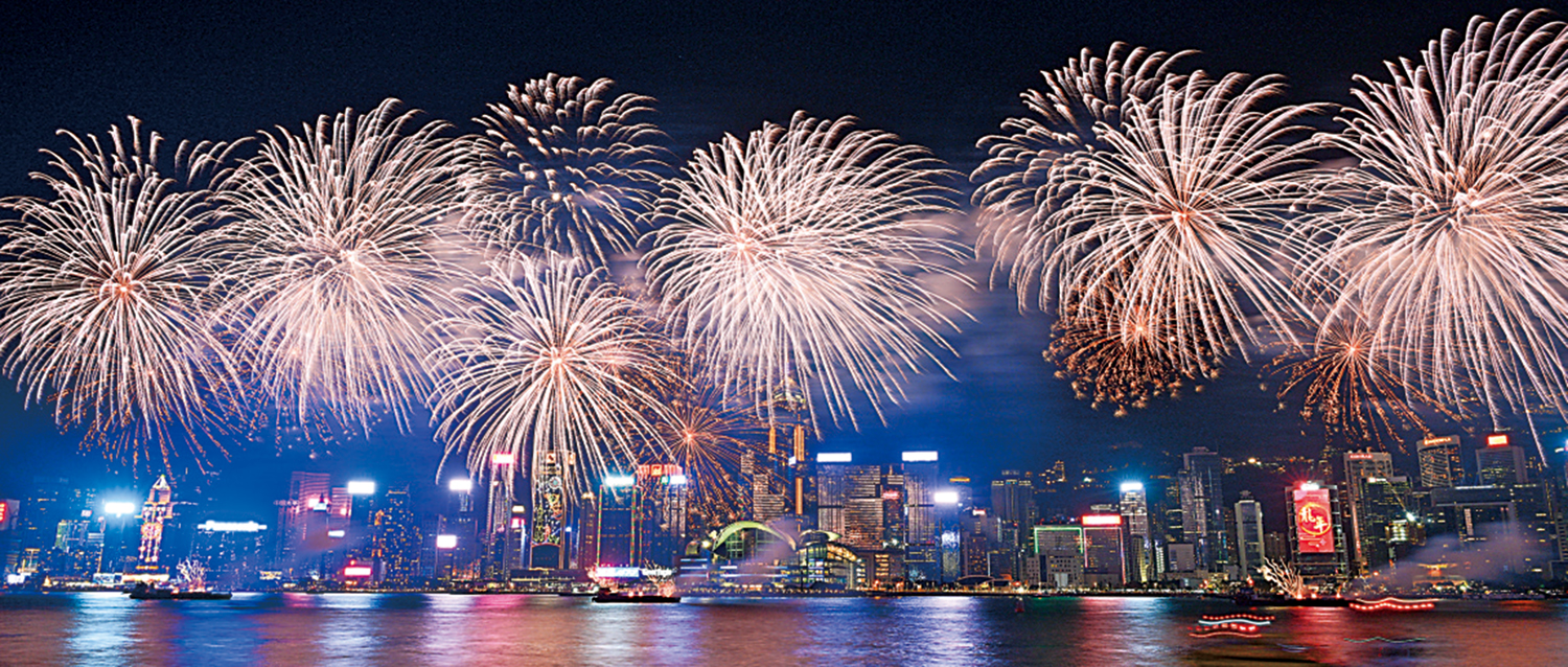 　　圖：年初二，香港舉行農曆新年煙花匯演。\新華社