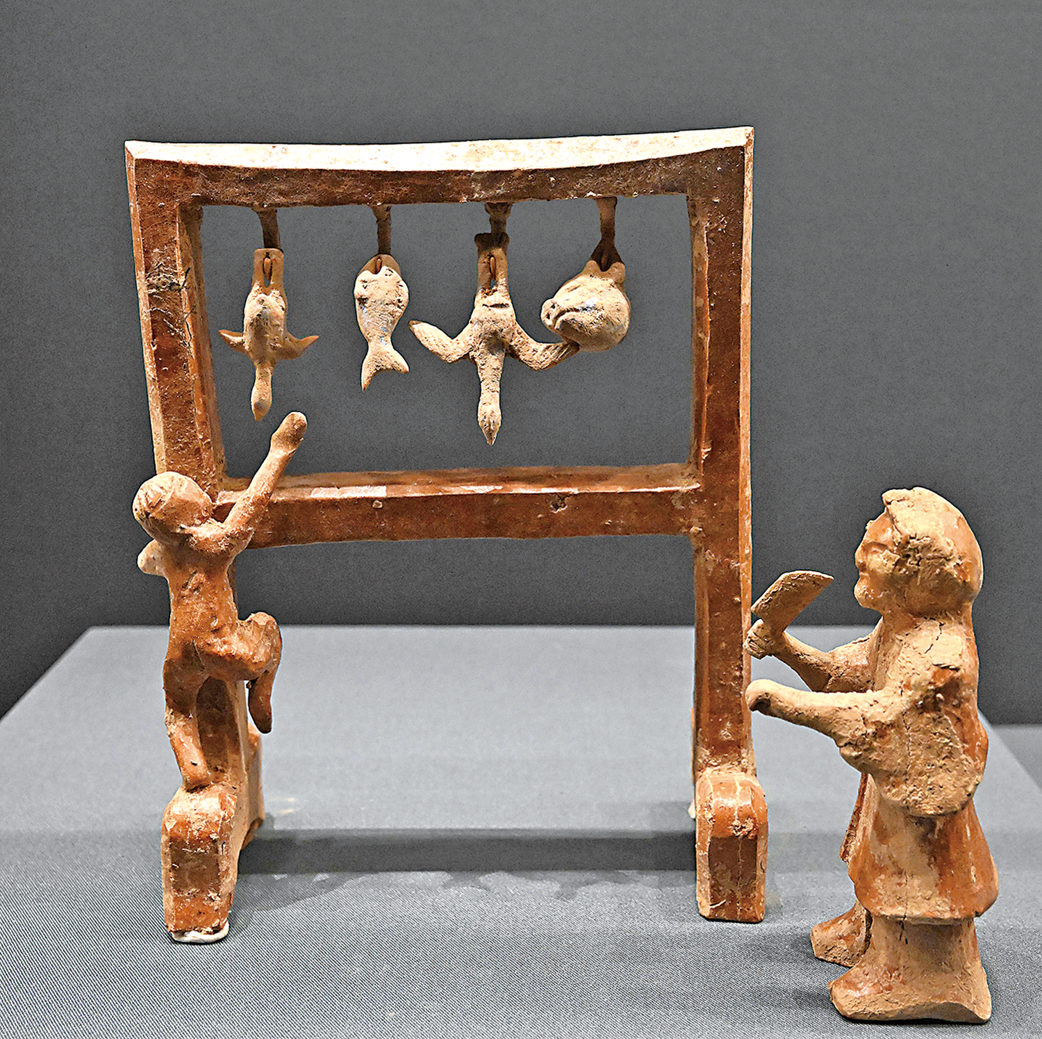 　　圖：「人間煙火│古代陶瓷中的衣食住行」展上的黃釉人物家禽肉架。
