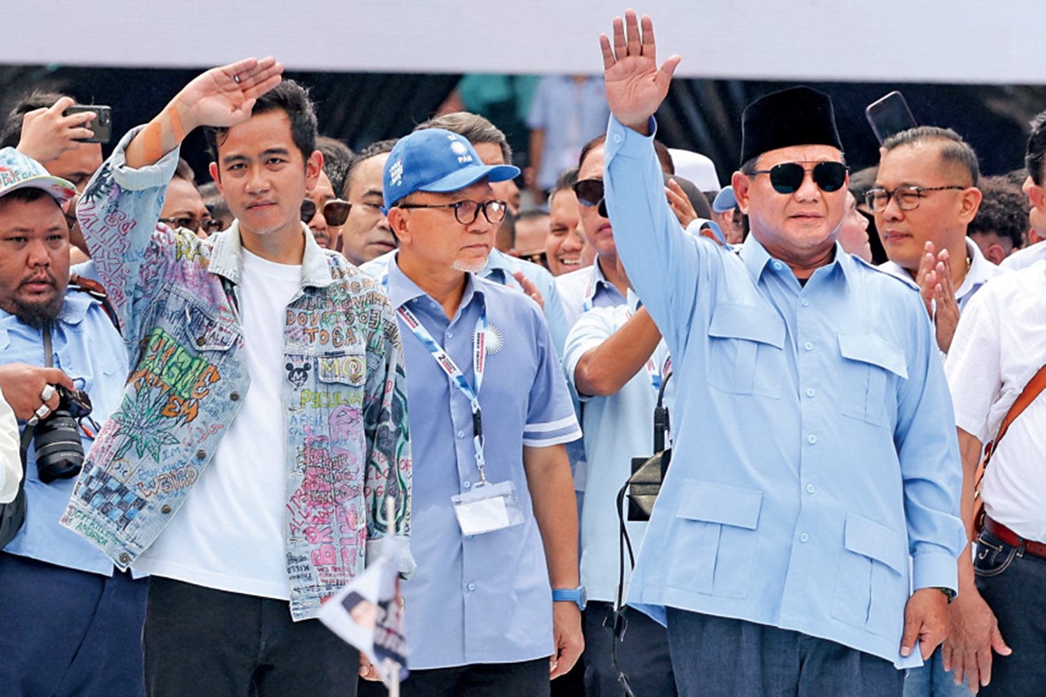 　　圖：印尼總統候選人普拉博沃（前排右）及其競選搭檔、佐科長子吉布蘭（前排左）10日參加競選集會。\路透社