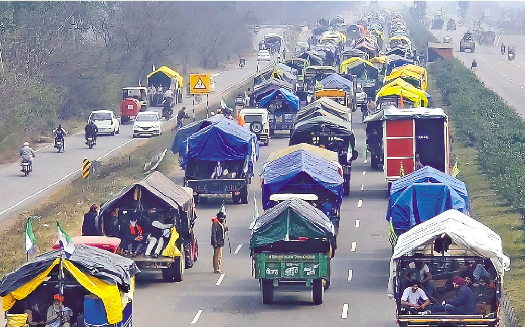 　　圖：13日，印度農民在旁遮普邦和哈里亞納邦邊境附近駕駛拖拉機，開向首都新德里。/美聯社
