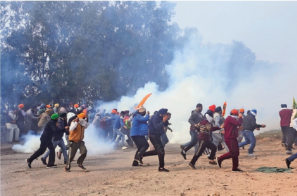 　　圖：警察在新德里邊境發射催淚彈，驅散抗議農民。/美聯社