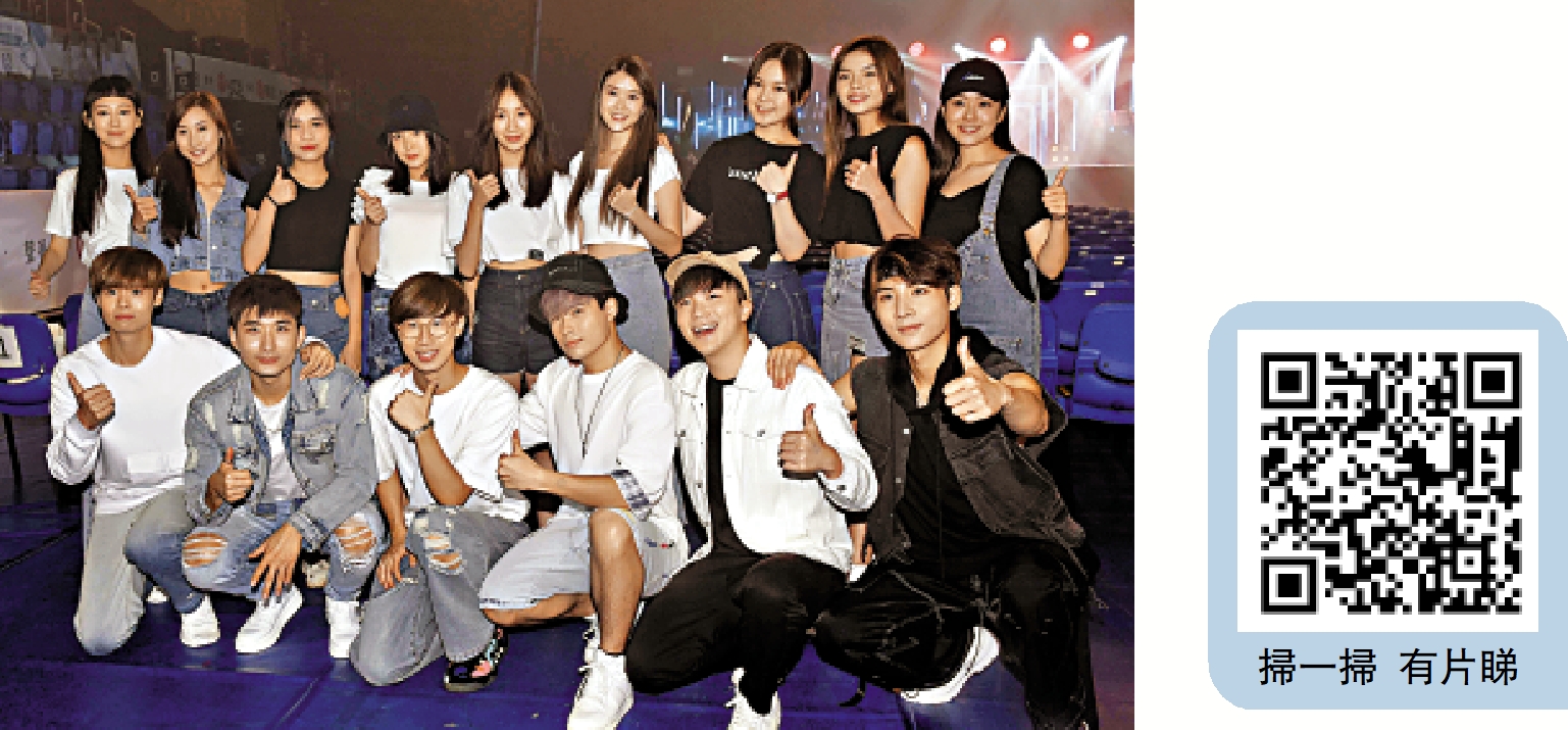 　　圖：姚焯菲（後排左四）、詹天文（後排左五）及鍾柔美（後排左二）2021年憑選秀節目《聲夢傳奇》出道。\資料圖片