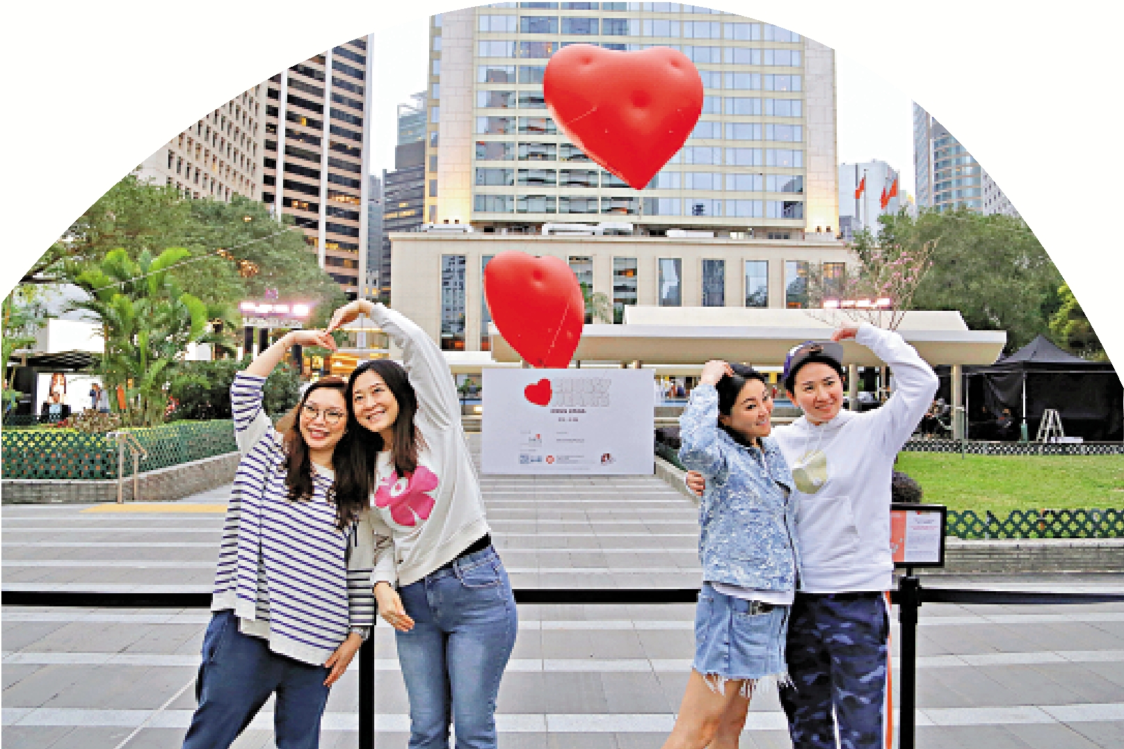 　　圖：中環的Chubby Hearts昨日改為展示兩個直徑三米的紅心，有人形容為「心心相印」。/大公報記者何嘉駿攝