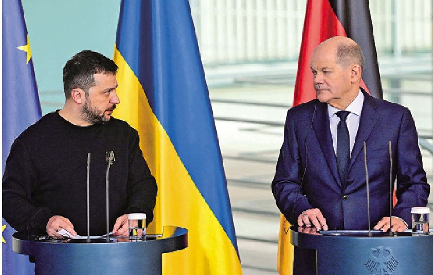 　　圖：烏克蘭總統澤連斯基（左）與德國總理朔爾茨16日出席聯合記者會。/法新社