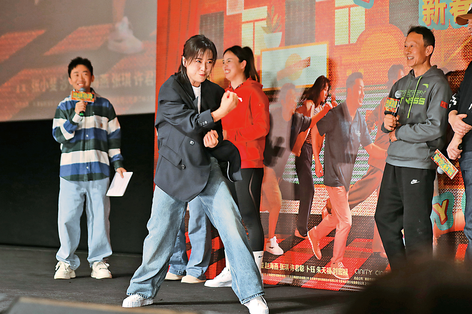 　　圖：賈玲（左二）早前攜電影《熱辣滾燙》的主創團隊現身上海宣傳，並在現場表演拳擊。