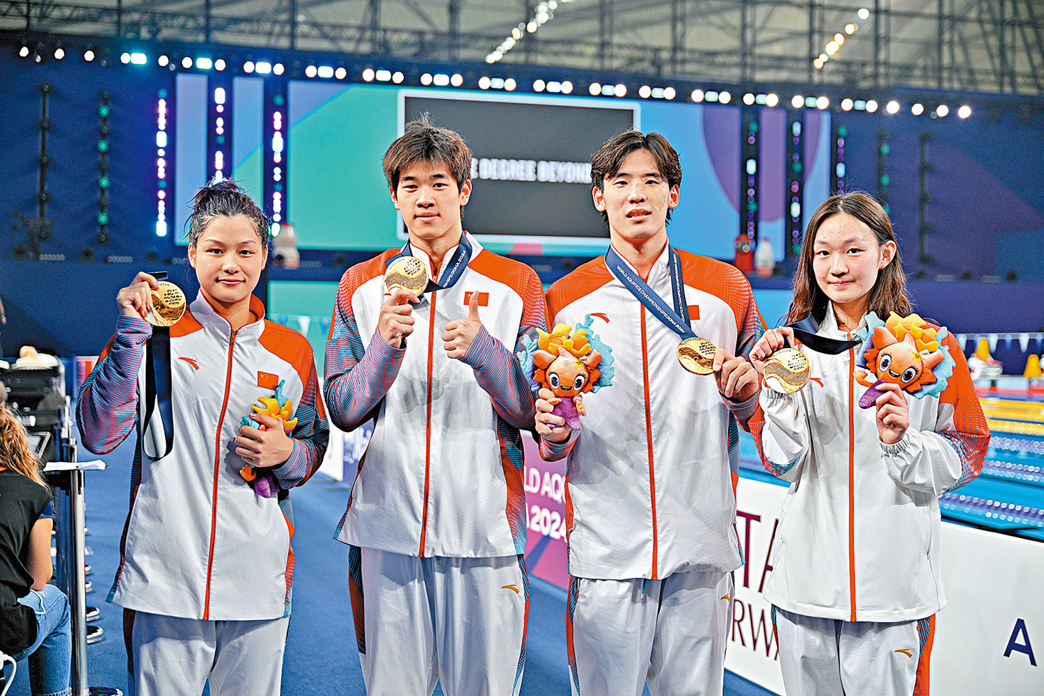 　　圖：左起：余依婷、潘展樂、王浩宇、李冰潔在頒獎儀式後合影。\新華社