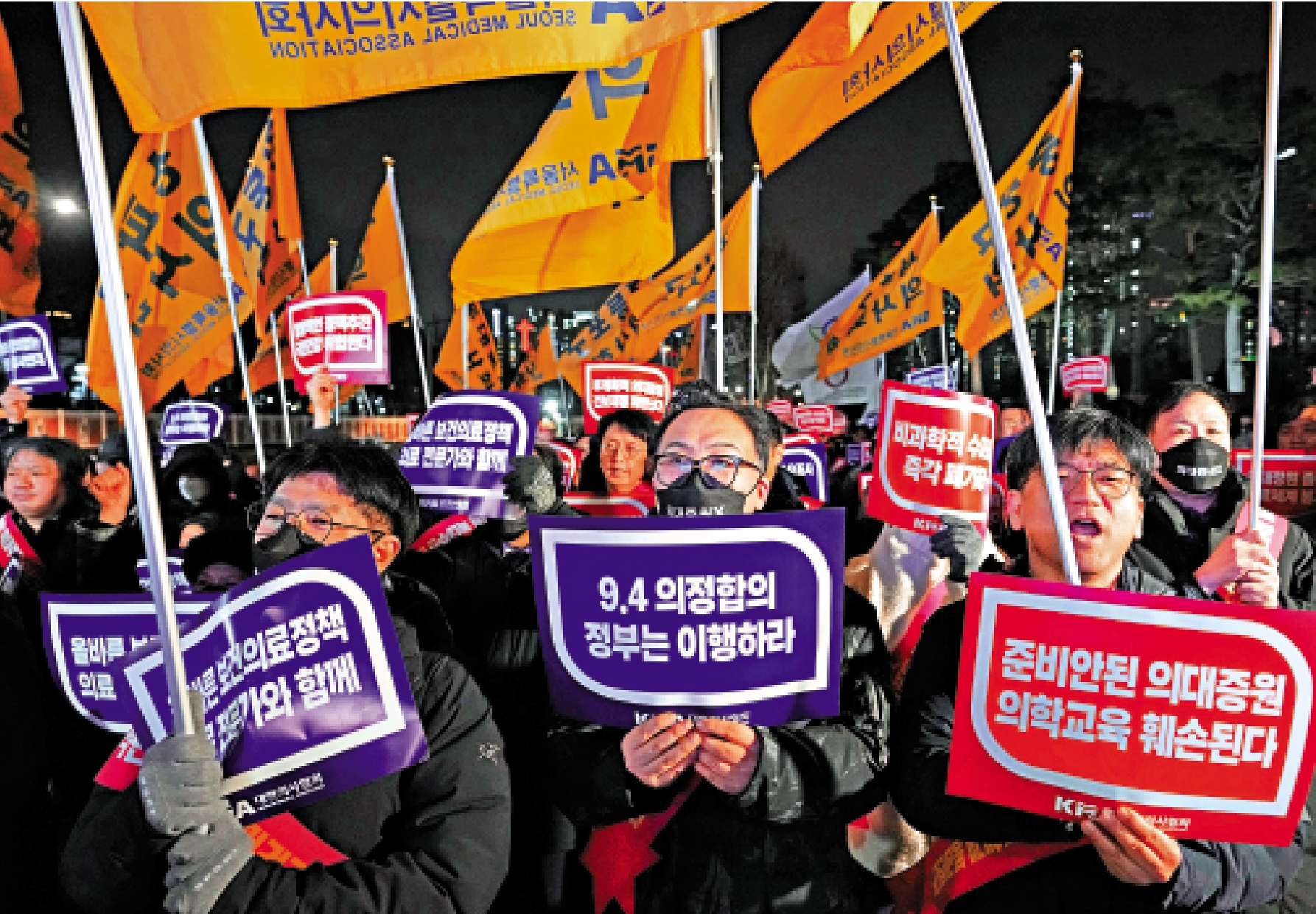 　　圖：本月15日，韓國醫生在首爾示威，反對尹錫悅政府的醫學院擴招政策。/美聯社