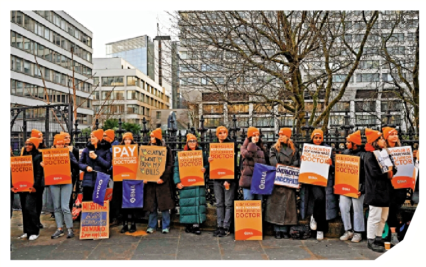 　　圖：英國醫護1月3日罷工，要求加薪。/法新社
