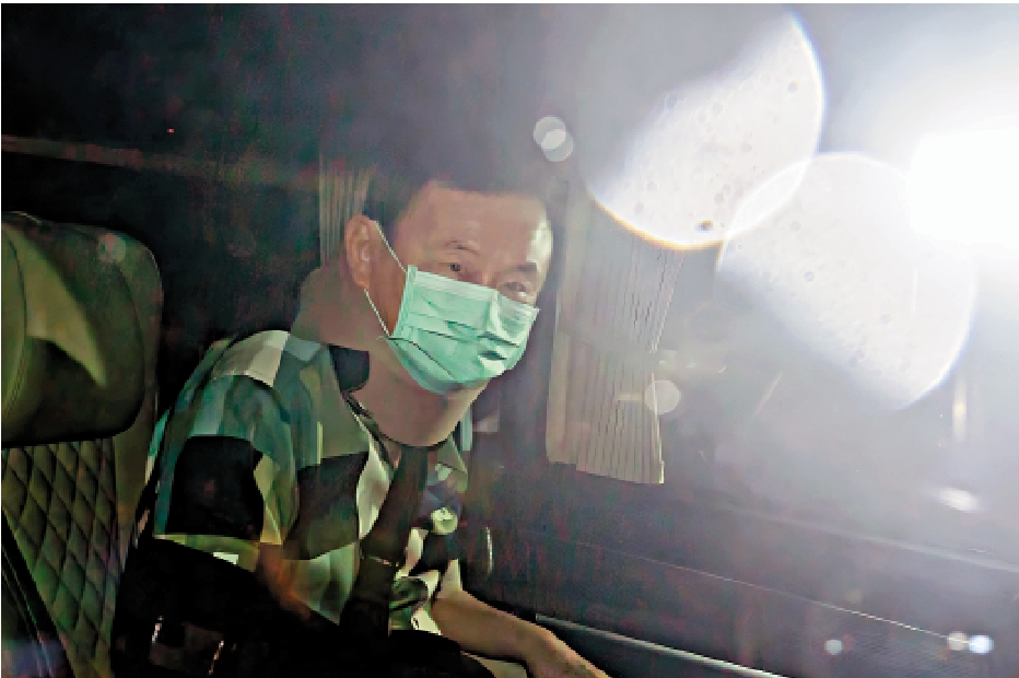 　　圖：他信18日獲假釋，乘車離開泰國警察醫院。/路透社