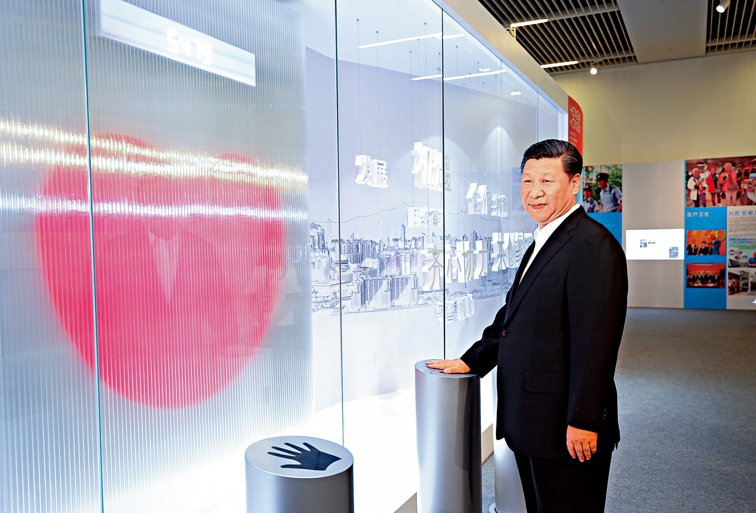 　　圖：2017年6月26日，中共中央總書記、國家主席、中央軍委主席習近平在國家博物館參觀香港回歸祖國20周年成就展。這是習近平按下「同心圓」互動裝置的觸摸板。\新華社