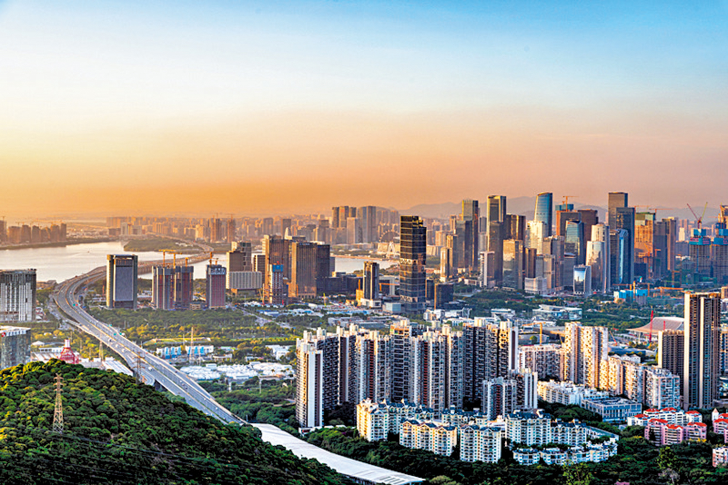 　　圖：2023年11月5日，深圳，從南山俯瞰前海灣。