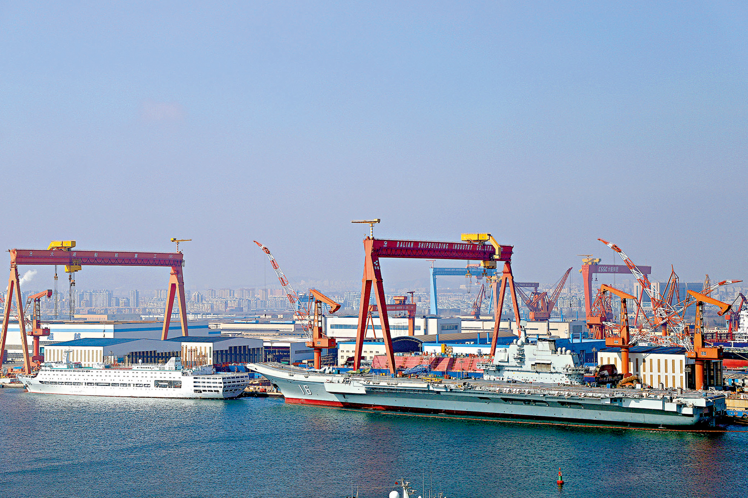 　　圖：遼寧艦升級維護期間，航母保障船（左方）為航母工程各配套單位、海軍官兵提供住處。\大公報記者宋偉攝