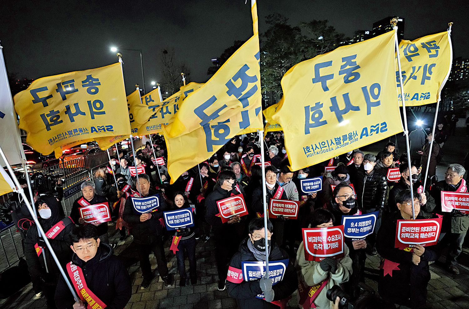 　　圖：韓國醫生連日來舉行示威，抗議政府擴招醫學生計劃。\美聯社