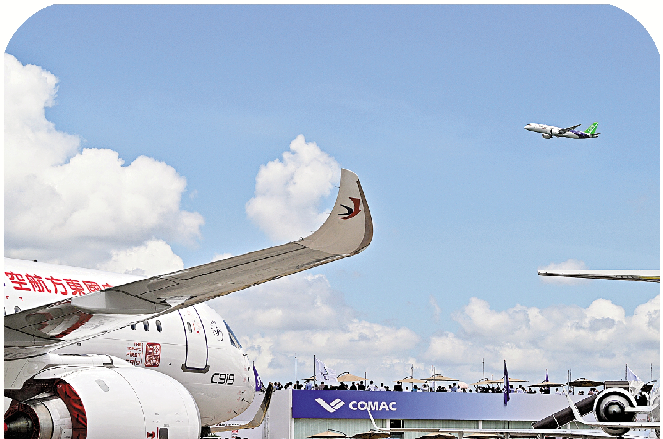 　　圖：2月20日，中國生產的大型客機C919和ARJ21支線飛機首次亮相新加坡航展。圖為一架C919客機在航展上做飛行表演。\新華社