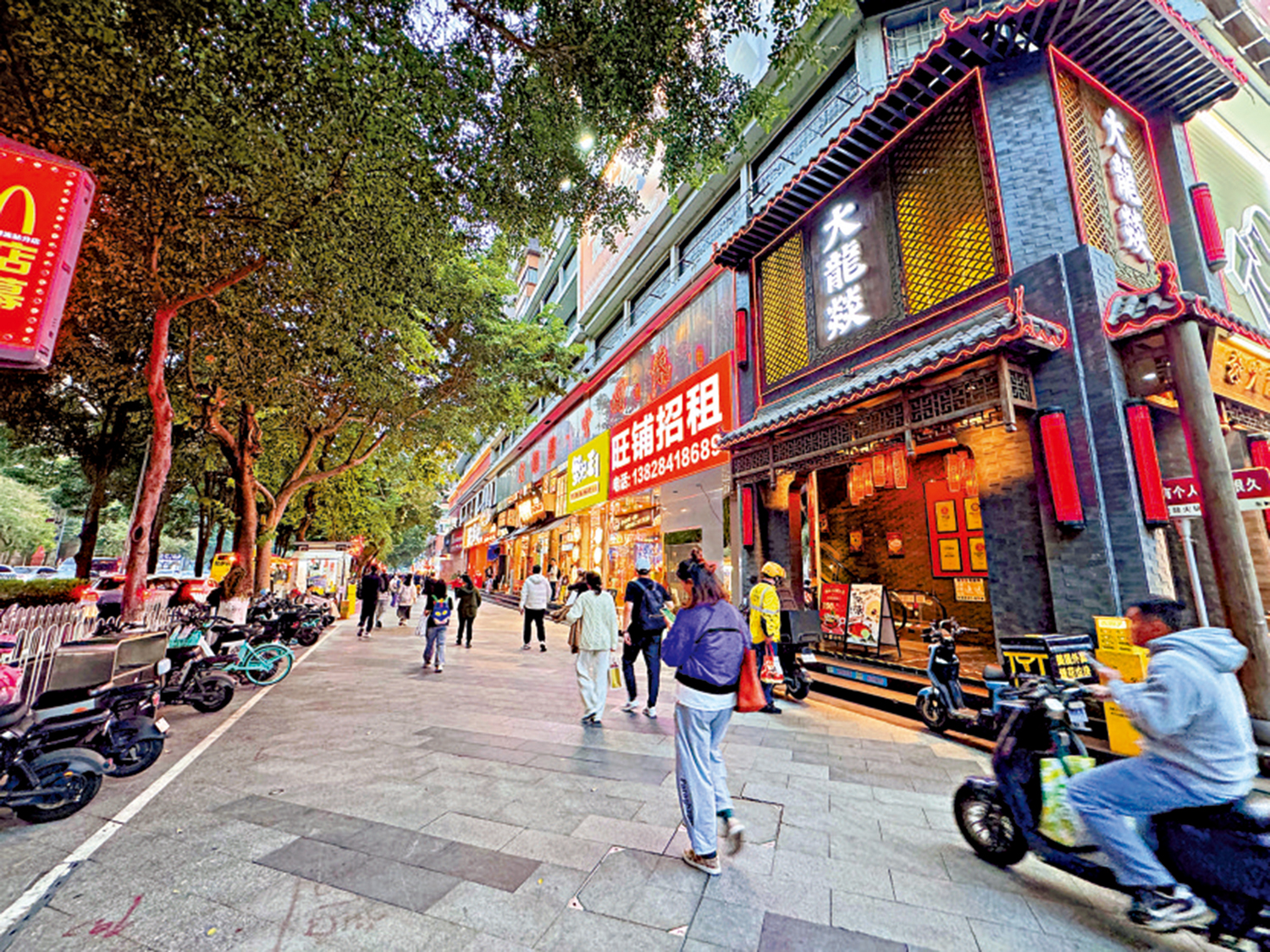 　　圖：廣州天河的體育東路是有名的網紅食街，每天都吸引不少博主前來探店、直播。\大公報記者黃寶儀攝