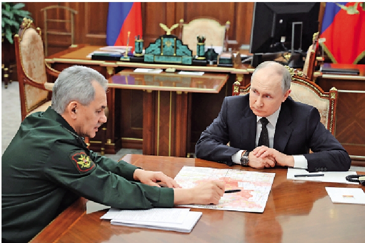 　　圖：普京（右）20日在克里姆林宮聽取俄防長紹伊古匯報。\法新社