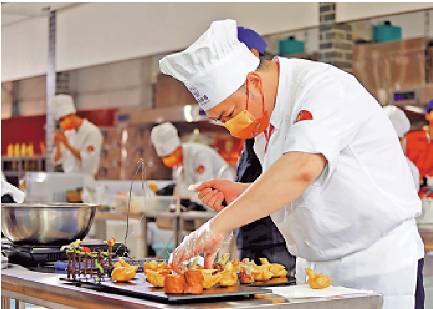 　　圖：包括粵菜、中醫藥等領域的「灣區標準」促進粵港澳互聯互通和融合發展。圖為粵菜師傅在烹製。
