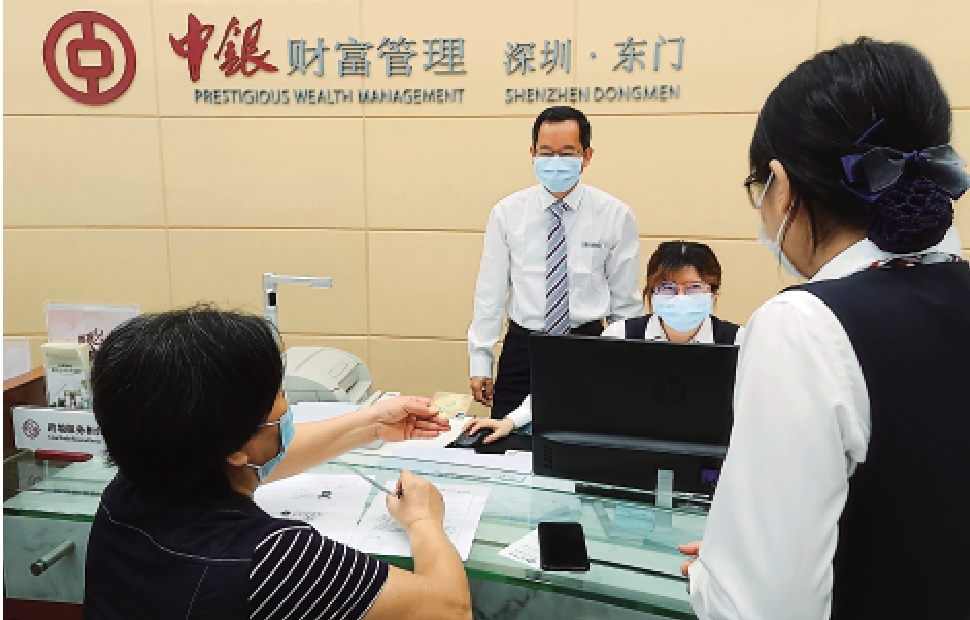 　　圖：港人在中國銀行深圳東門支行辦理「跨境理財通」相關業務。