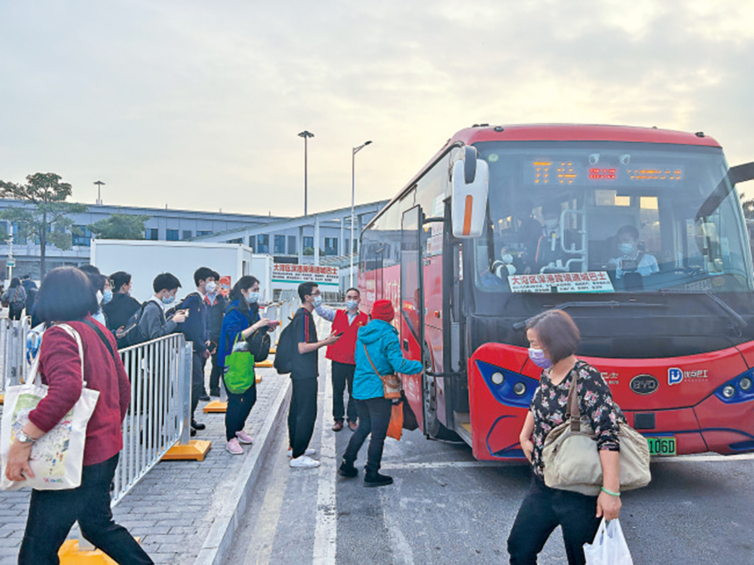 　　圖：跨境學童排隊乘搭校巴。\大公報記者郭若溪攝