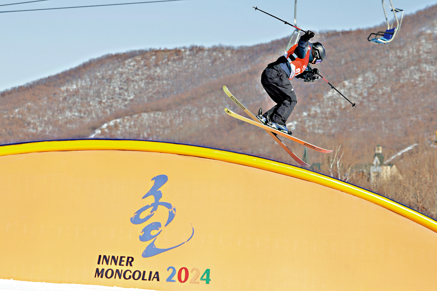 　　圖：第14屆全國冬季運動會自由式滑雪女子坡面障礙技巧公開組決賽在內蒙古扎蘭屯金龍山滑雪場舉行。吉林隊選手劉夢婷以88.25分獲得金牌。\中新社