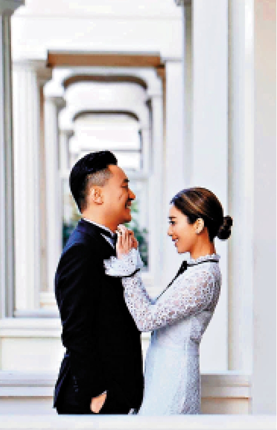 　　圖：黃智雯（右）2023年10月宣布與圈外男友結婚。\網絡圖片
