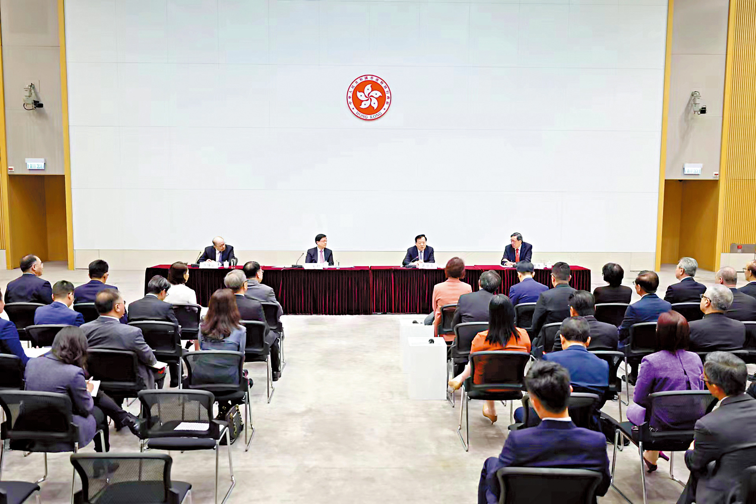 　　圖：夏寶龍主任（右二）在行政長官李家超（左二）陪同下，與立法會議員進行座談交流。