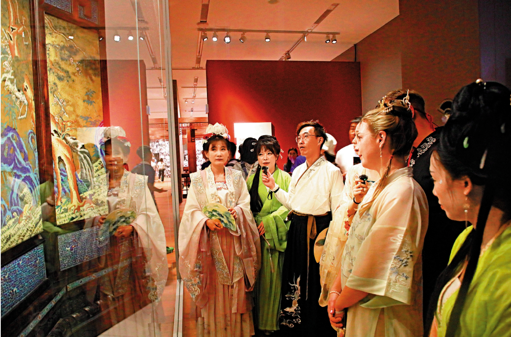 　　圖：身着漢服的遊客在香港故宮博物館參觀。