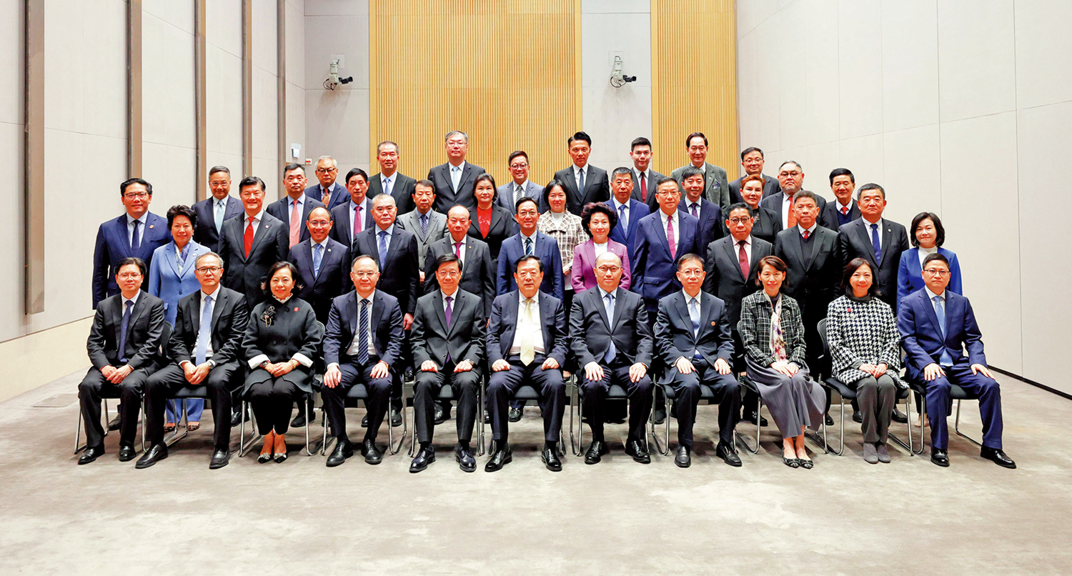 　　圖：夏寶龍昨日與愛國愛港社團代表互動交流。