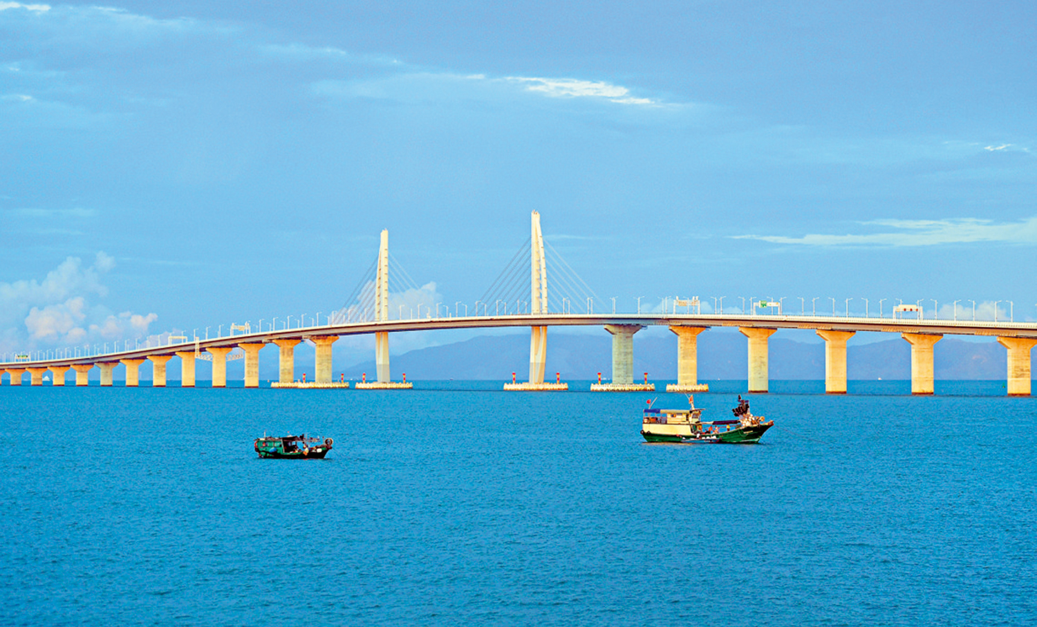 　　圖：通過港珠澳大橋陸路接駁，高效推動大灣區世界級機場群形成。