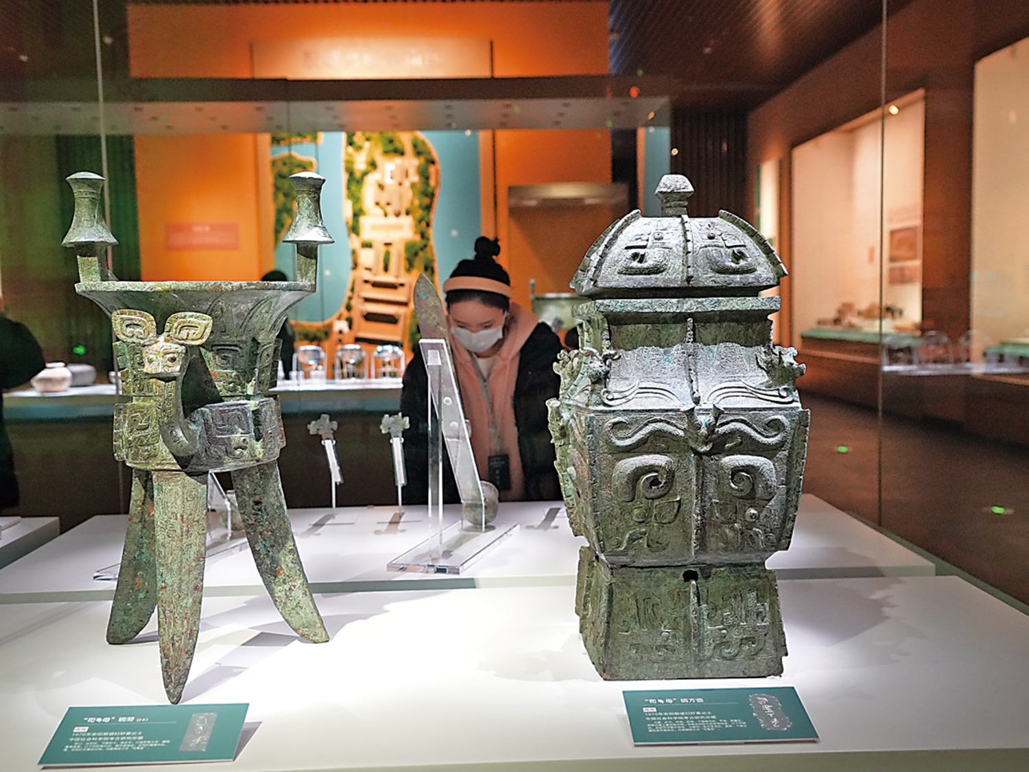 　　圖：殷墟博物館新館展出的婦好墓出土銅斝（左）和銅方壺。