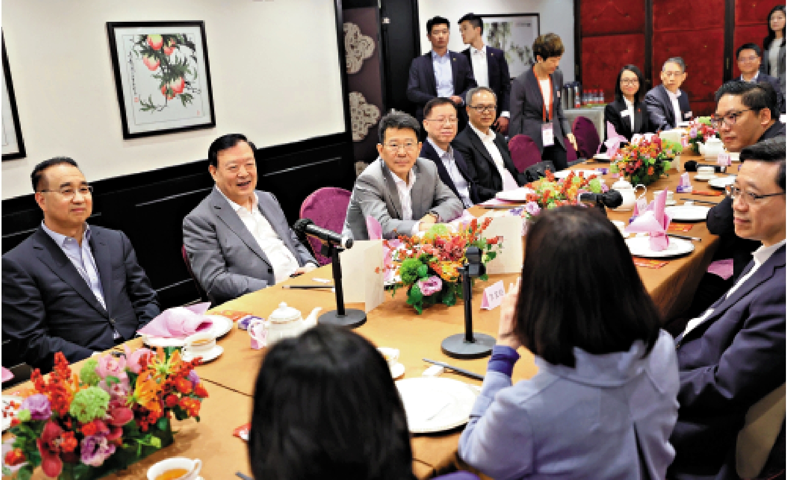 　　圖：2月24日，夏寶龍與香港十八區區議會主席會面並共進工作午餐。\中央港澳辦