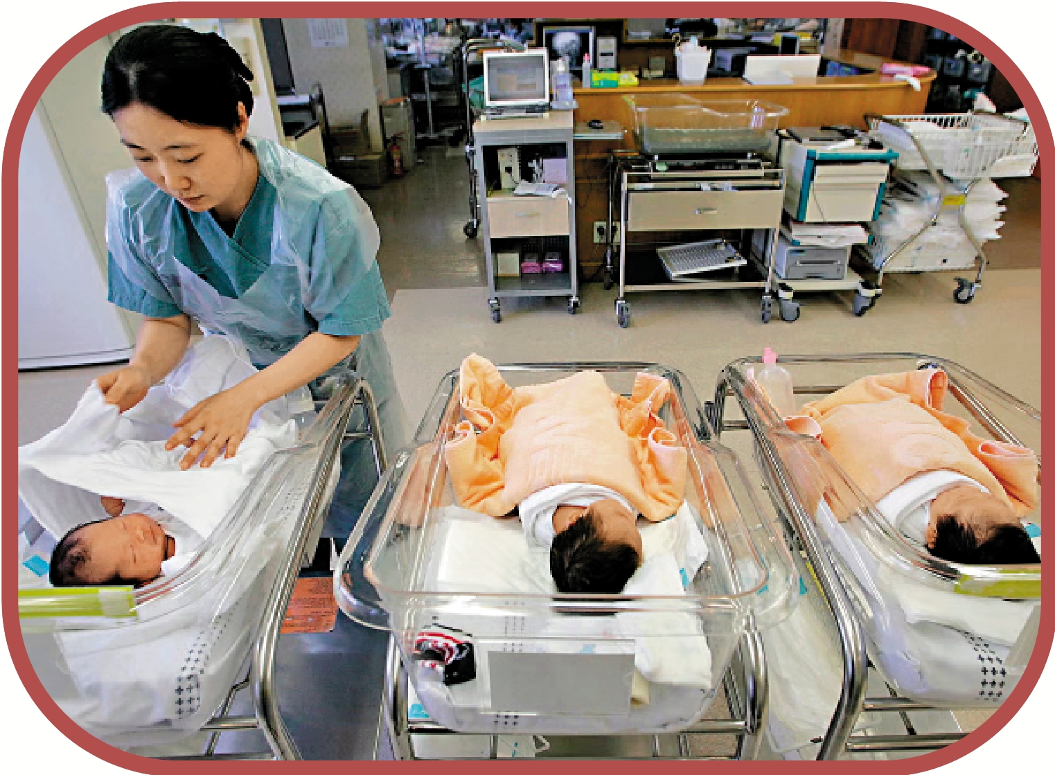 　　圖：韓國總和生育率再創新低。圖為韓國一間醫院的護士照顧新生兒。\路透社