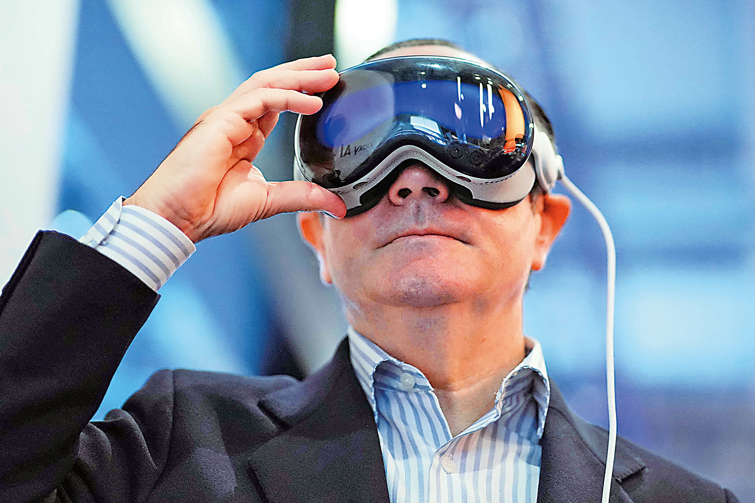 　　圖：在27日的世界流動通訊大會上，一名男子戴着蘋果公司Apple Vision Pro混合現實眼鏡設備。\法新社