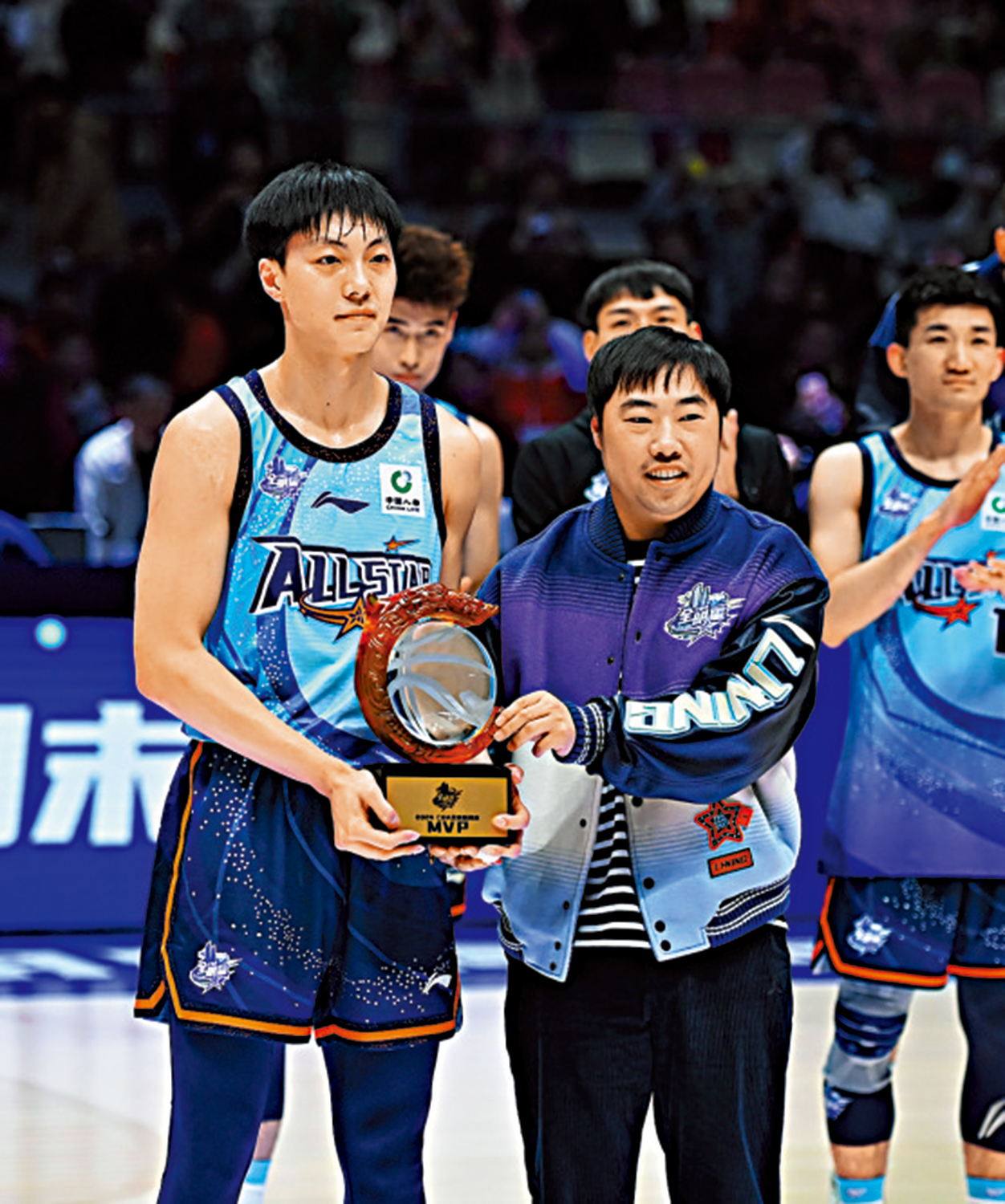 　　圖：南區明星隊的胡明軒（前左）當選最有價值球員。\中新社