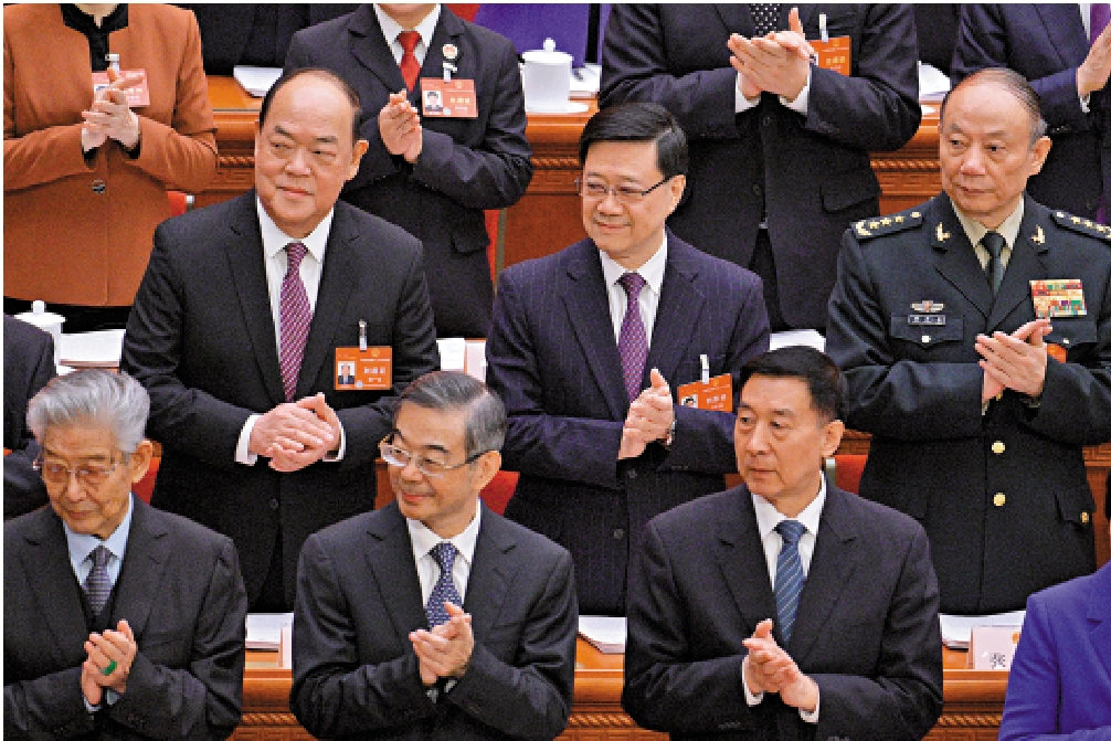 　　圖：李家超與賀一誠列席全國人大會議開幕會。