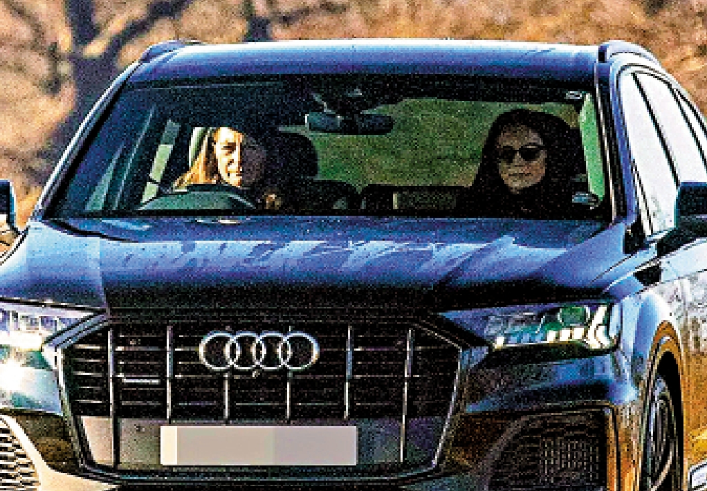 　　圖：英國凱特王妃（右）1月接受腹部手術後，近日首次被拍到影像。\網絡圖片