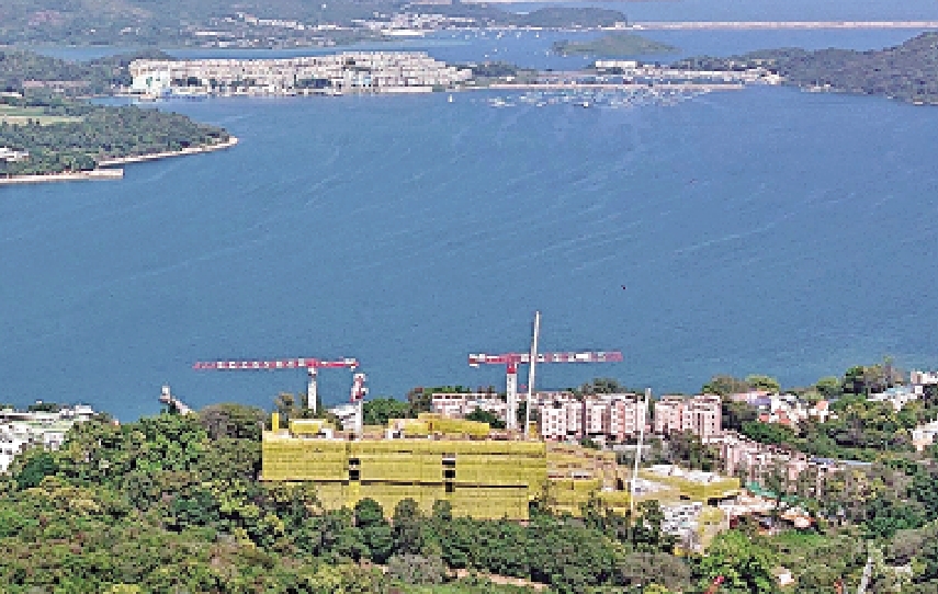 　　圖：萬泰集團大埔滘低密度住宅項目（圖中正在興建中樓宇）。
