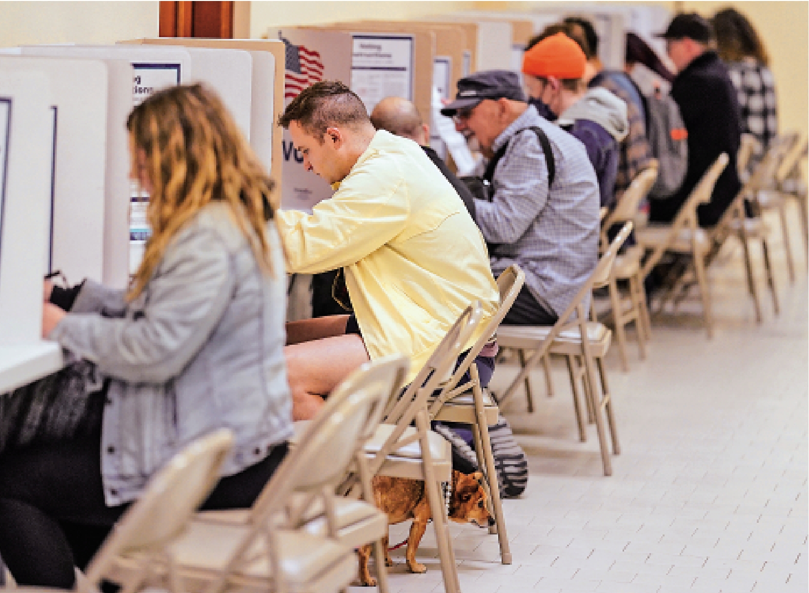 　　圖：加州選民5日參加「超級星期二」初選投票。\路透社