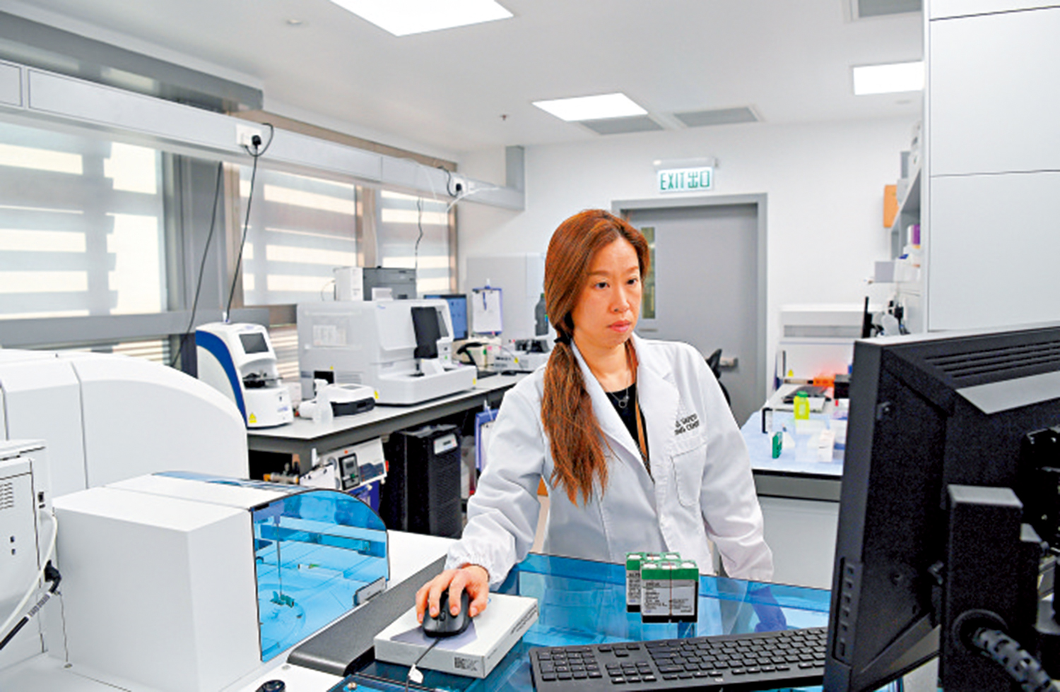 　　圖：科研人員在位於香港科學園的實驗室內工作。